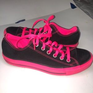 Unisex CONVERSE low sneakers black with hot pink trim and shoe laces w 8/M 6